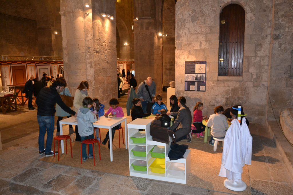 Figura 10: Participants en activitats didàctiques en un taller de mosaics, 2016. (Arxiu MAC-Girona) 