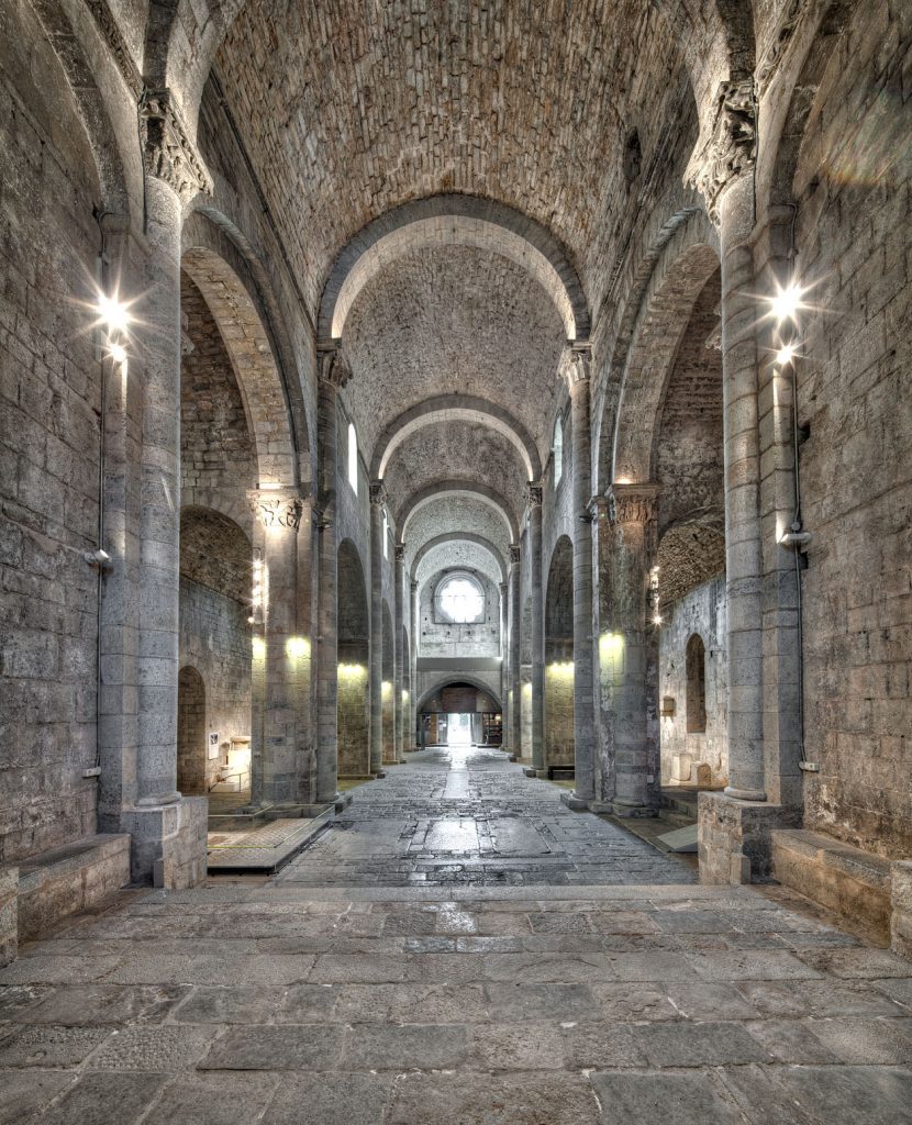 Figura 5: Panoràmica actual de l’interior de l’església des de l’absis central, amb l’estructura de les tres naus. (Foto J. Casanova. Arxiu MAC-Girona)