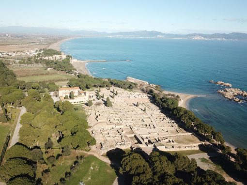 Figura 1. Vista aèria actual de la Neàpolis d’Empúries, amb el port antic, Sant Martí d’Empúries i el golf de Roses al nord (Arxiu MAC-Empúries).