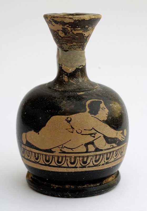 Lècit (contenidor de perfum) de ceràmica àtica de figures roges (400-375 aC), procedent d’Empúries, amb la representació d’un nen jugant amb una pilota o amb una taba, de les col·leccions del MAC-Girona (Fitxa CIG:3062, Arxiu-MAC-Girona).