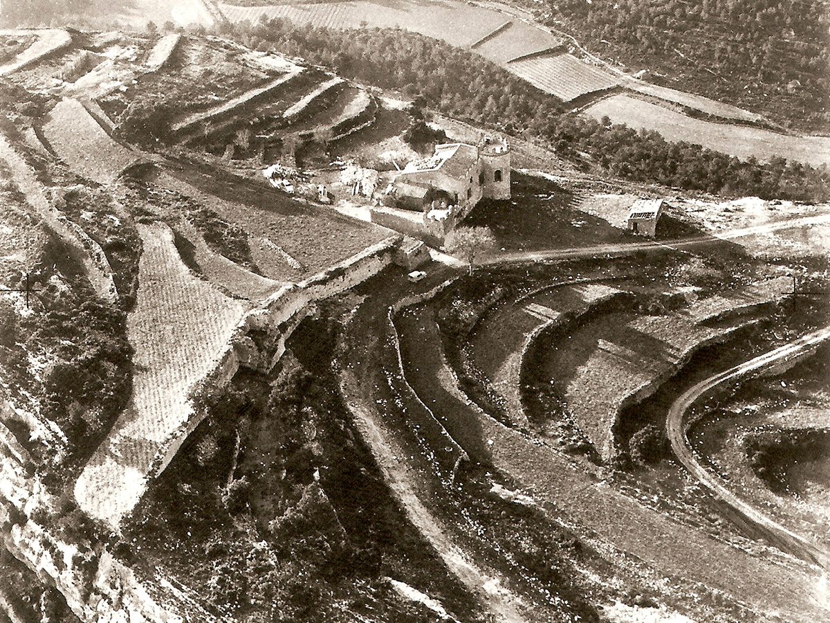 Figura entrada. Vista aèria d’Olèrdola amb feixes dins i fora muralles, així com al fondo de la Seguera (Arxiu MAC-Olèrdola MO.OL.0205).