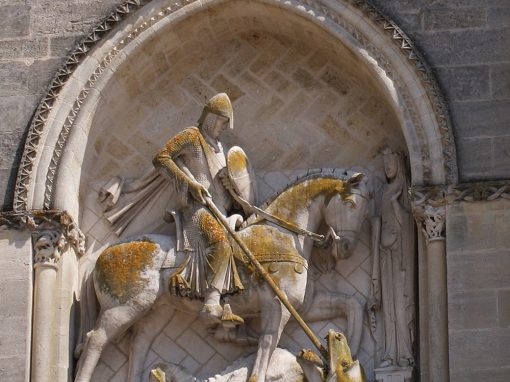 Figura 1. Cavaller de la façana de l’església de la Santa Creu de Bordeus. Malgrat que és fruit de la restauració del segle XIX, ja que l’original es va perdre el 1794, la situació de com anaven penjades les medalles al corretjam és correcta i serveix d’exemple (Foto A. Casanovas)