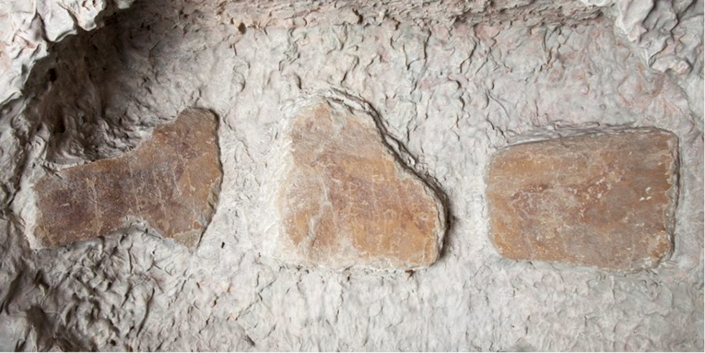 Figura 7. Fragments rocallosos amb restes pictòriques de figures animalístiques de l’epipaleolític. Cova dels Moros, barranc de Calapatar, Cretes, Matarranya. Web del MAC