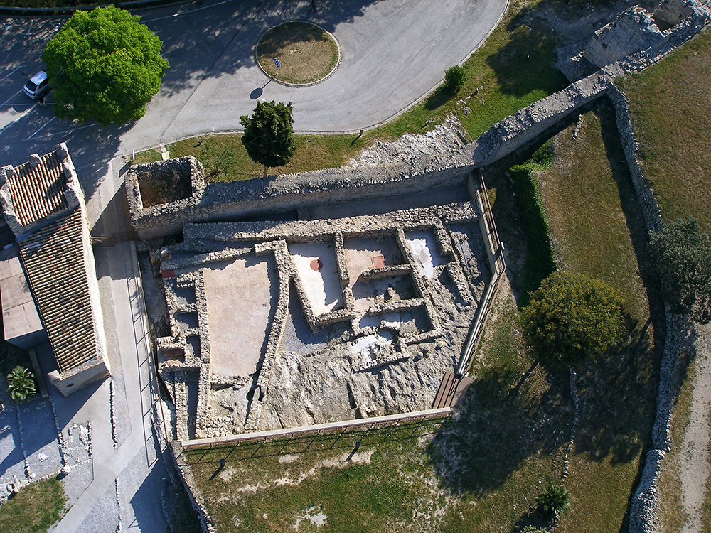 Vista zenital de l’entrada al recinte fortificat. A l’esquerra, corredor entre les torres 2 i 3. Muralla ibèrica rere la muralla tardorepublicana. Arxiu MAC