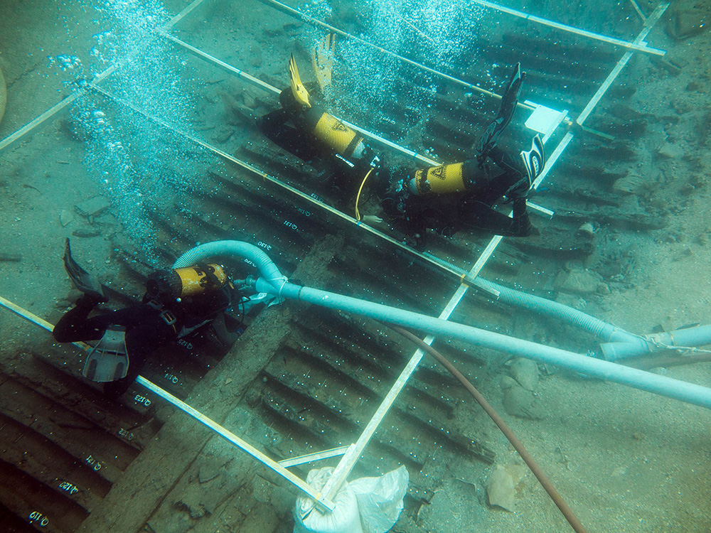 Submarinistes del CASC durant les excavacions al derelicte de Cap de Vol. Arxiu MAC-CASC