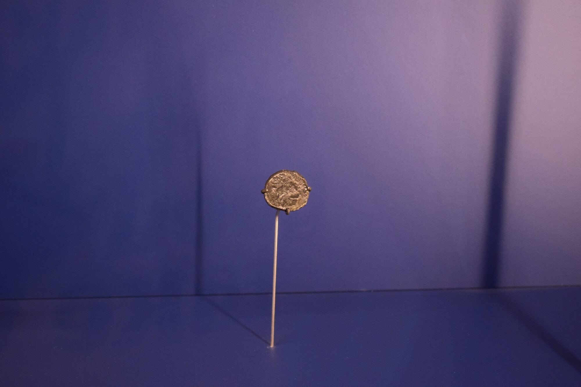 Imatge de la moneda votiva ibèrica localitzada a la carlinga (cavitat per allotjar el peu del pal) de Cap de Vol. Arxiu MAC-CASC.